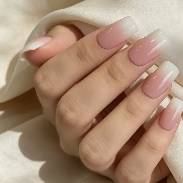 Satin — Nude ombré rose & blanc · carré long